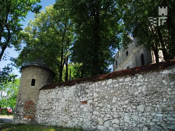 MstĂłw- mury obronne z XVII w. wraz z 9 basztami okalajÄce zespĂłĹ Klasztorny KanonikĂłw Regularnych LateraĹskich wraz z KoĹcioĹem WniebowziÄcia NMP.